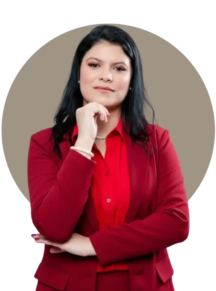 Dra. Taíni Santos Silva, advogada trabalhista especializada em Alfenas/MG, com roupa vermelha profissional.